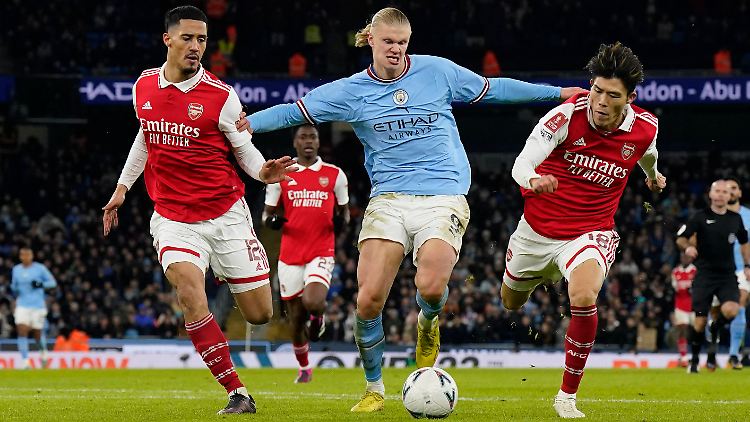 City-Star Erling Haaland gelingt zwar kein Tor. In dieser Szene behauptet er allerdings den Ball gegen die Arsenal-Profis William Saliba (l.) und Takehiro Tomiyasu (r.)
