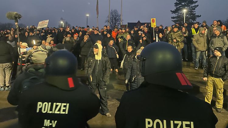 700 Menschen demonstrierten während der Kreistagssitzung in Grevesmühlen gegen den Bau einer Container-Unterkunft für Geflüchtete.