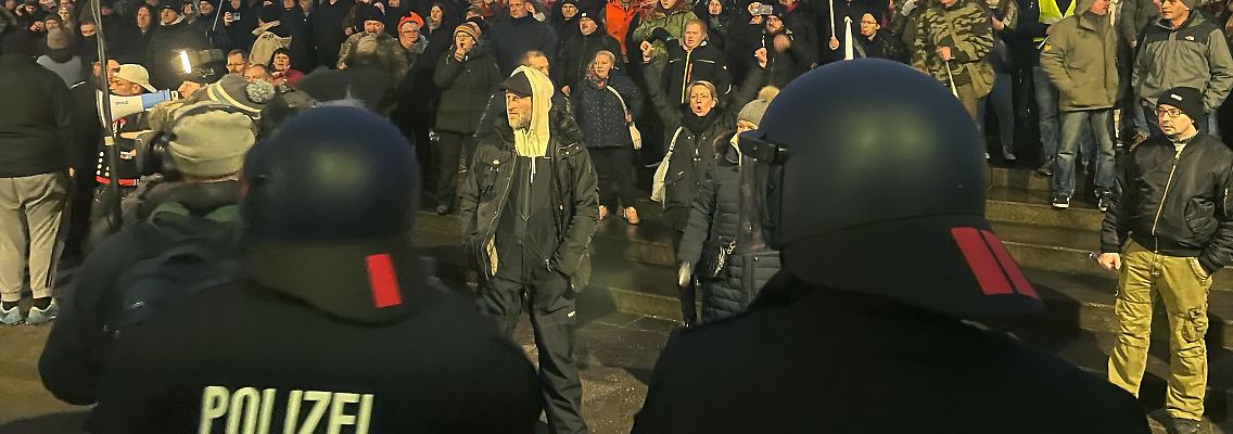 Bei einer Versammlung gegen die Einrichtung einer Flüchtlingsunterkunft in Mecklenburg-Vorpommern kommt es zu tumultartigen Szenen.