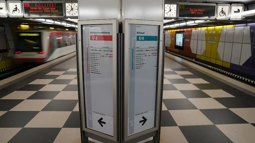 Eine-U-Bahn-der-Linie-U2-verlaesst-den-U-Bahnhof-Jungfernstieg
