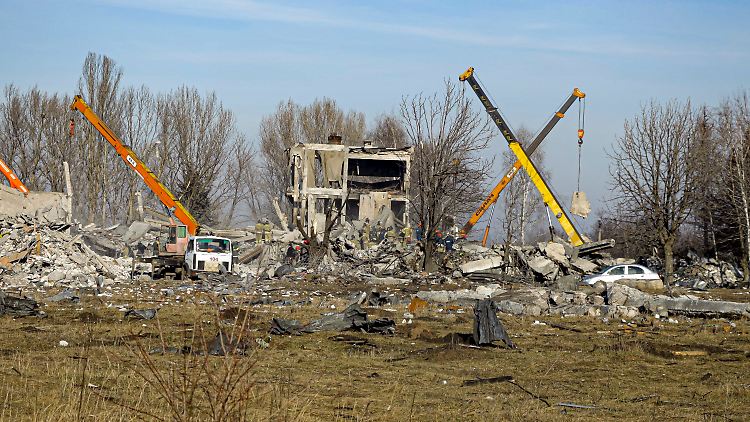 Ein ukrainischer Raketeneinschlag traf eine russische Militärunterkunft in der besetzten Stadt Makijiwka. Die Zahl der Gefallenen spielte Russland offensichtlich stark herunter.