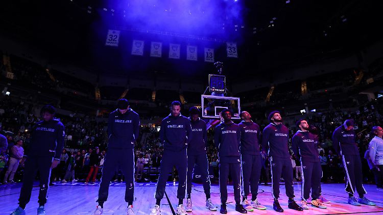 Das Team der Memphis Grizzlies während der Schweigeminute für Tyre Nichols.