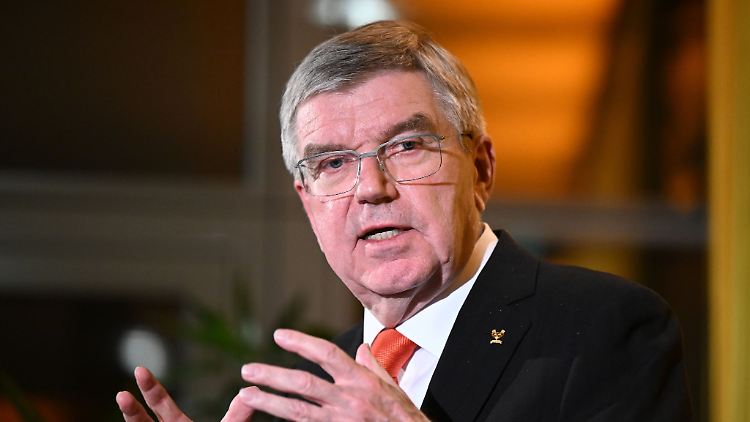 IOC-Chef Thomas Bach widerspricht der scharfen Kritik an einer möglichen Rückkehr von Russen auf die internationalen Sportbühnen.