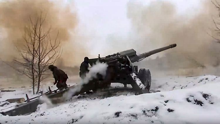 Russische Soldaten feuern aus einem 152-mm-Feldgeschütz. Moskaus Pläne einer neuen Angriffswelle seien "kein Geheimnis", heißt es seitens der Ukraine.