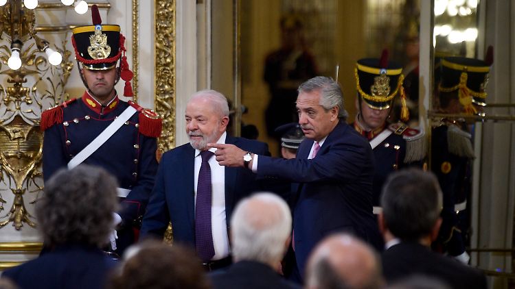 Brasiliens Präsident Lula da Silva (links) beim Staatsbesuch in Argentinien und dessen Präsident Alberto Fernández. Brasilien und Argentinien sind die wichtigsten Länder des Mercosur.