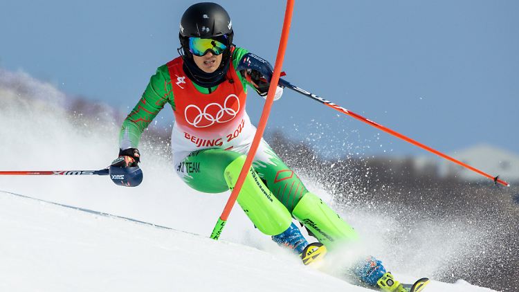 Ahmadi bei den Olympischen Winterspielen 2022, bei denen sie auch als Fahnenträgerin für Iran in Erscheinung trat.