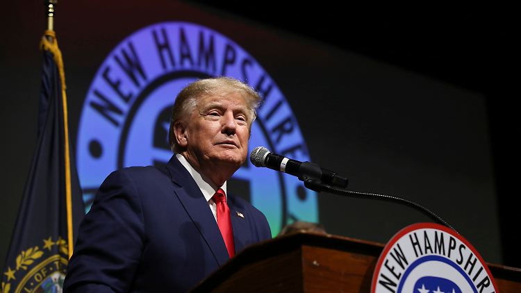 In New Hampshire spricht Trump vor einigen hundert Anhängern. 