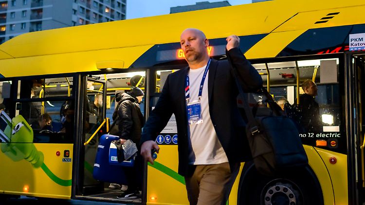 Axel Kromer vor einem Bus.