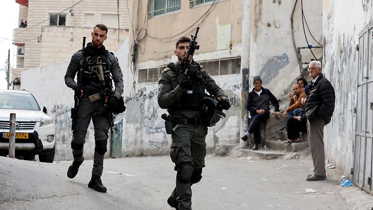Die israelische Grenzpolizei patrouilliert vor dem Haus des Terroristen, der am Freitag sieben Menschen erschossen hatte.