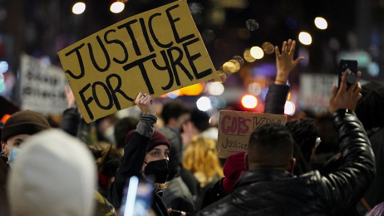 In mehreren US-Städten, wie hier in New York, protestierten Dutzende Demonstranten gegen Polizeigewalt.