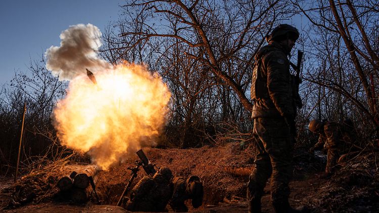 Ukrainische Streitkräfte kämpfen in Bachmut gegen die russische Offensive an.