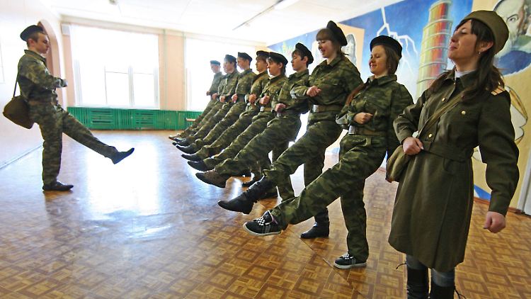 Während einer allgemeinen Militärausbildung in Iwanowo im Jahr 2010 wurde Schülern der Sekundarstufe beigebracht zu marschieren. (Archivbild)