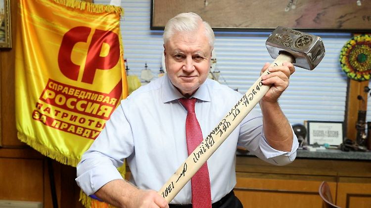 Sergei Mironow, Vorsitzender der Partei "Gerechtes Russland" posiert mit einem makaberen Geschenk. 