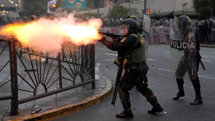 Polizisten haben bei Protesten in der Hauptstadt Lima scharf geschossen.