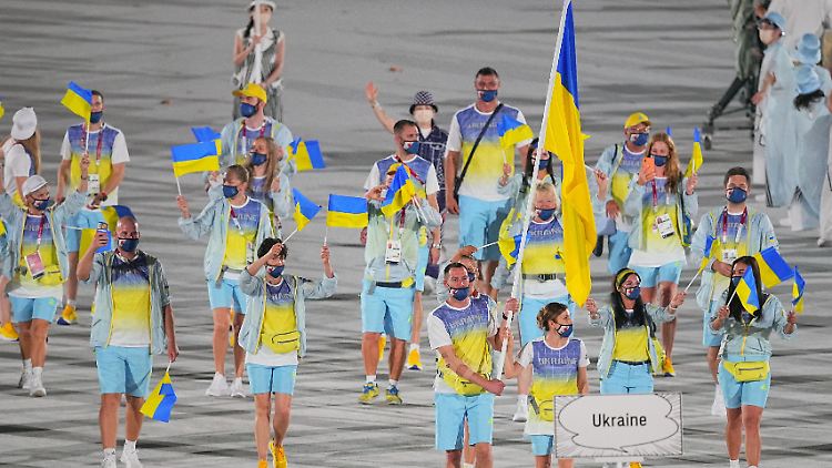 Wird es im kommenden Jahr in Paris diese Bilder nicht geben? Ukrainische Athletinnen und Athleten bei der Eröffnungsfeier der Olympischen Spiele in Tokio.