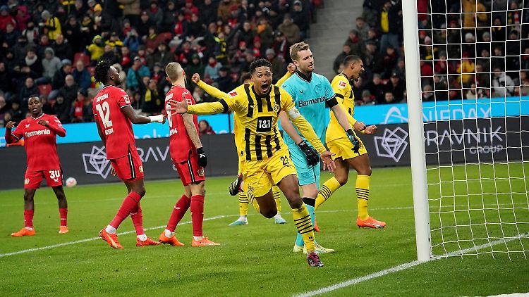 Vorne jubelt Bellingham, hinten Haller - Torschütze für Dortmund war jedoch Leverkusens Tapsoba.