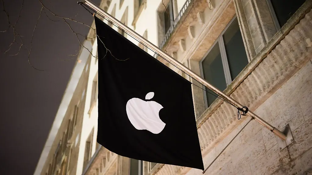 Bei-der-sogenannten-generativen-KI-die-selbst-digitale-Inhalte-erzeugen-kann-wird-Apple-in-der-Branche-ein-Rueckstand-zu-Pionieren-wie-dem-ChatGPT-Erfinder-OpenAI-bescheinigt