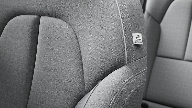 Feine Polster und so umweltfreundlich: Die Sitzoberflächen bestehen aus 70 Prozent recyceltem Material.