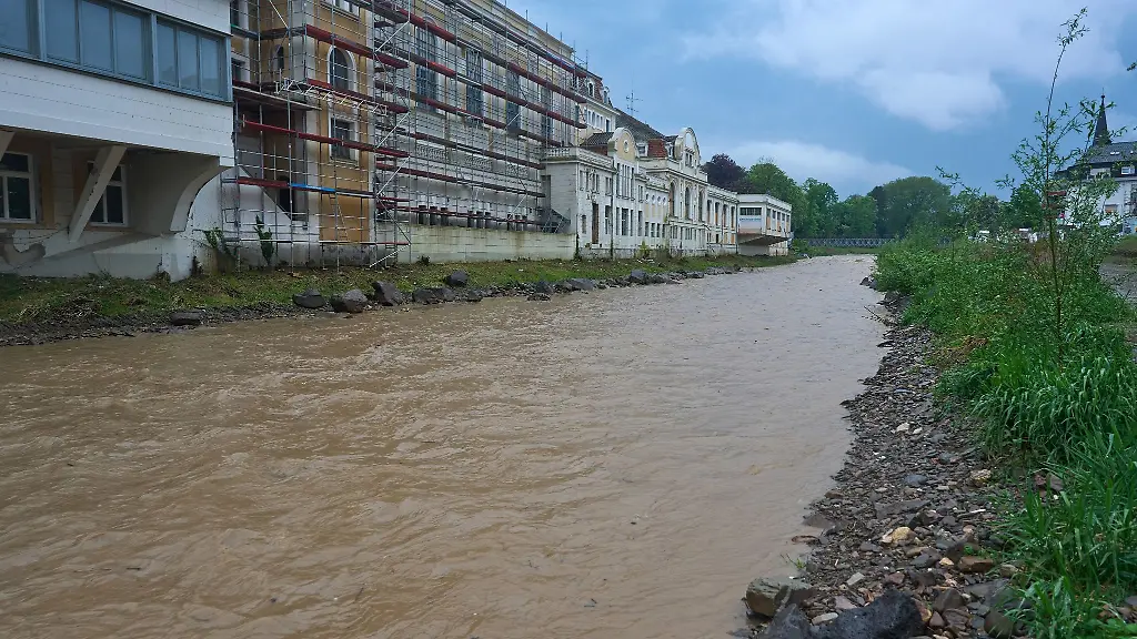 Nach-unwetterartigen-Regenfaellen-fuehrt-die-Ahr-nahe-dem-Kurhaus-leichtes-Hochwasser