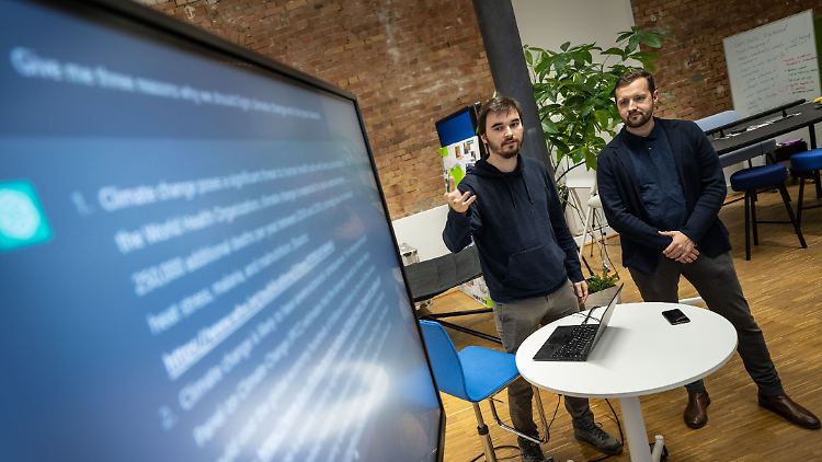 KI-Experte Sven Schultze und der Datenschutzbeauftragte und Unternehmer Christian Holthaus (v.l.) zeigen die Fehleranfälligkeit von ChatGPT.