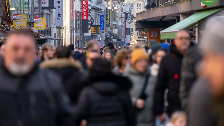 Für eine milde Rezession spricht, dass mit dem IFO-Geschäftsklimaindex der wichtigste Frühindikator für die Entwicklung der deutschen Wirtschaft zuletzt vier Monate in Folge gestiegen ist.