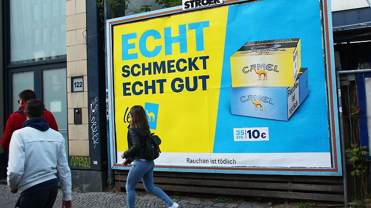 Immer mehr Jugendliche steigen von Vapes auf echte Zigaretten um.