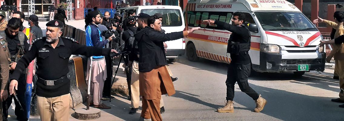 In einer Moschee in der pakistanischen Großstadt Peschawar explodierte eine Bombe. Mindestens 27 Menschen wurden getötet.
