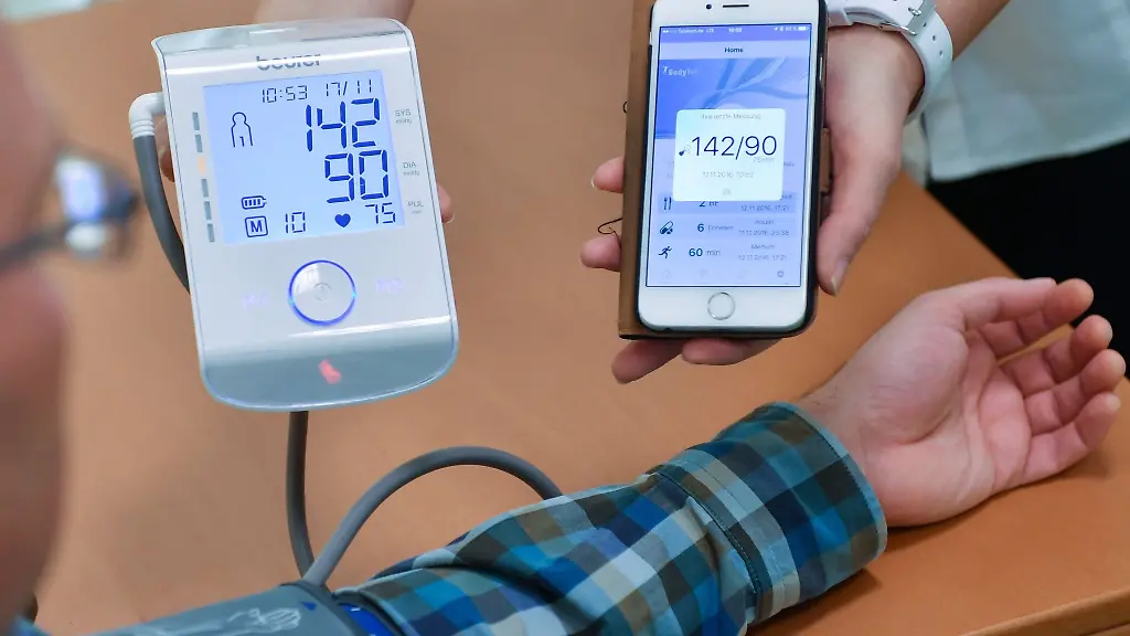 Uebermittlung-der-Blutdruckwerte-via-Smartphone-an-einen-Arzt