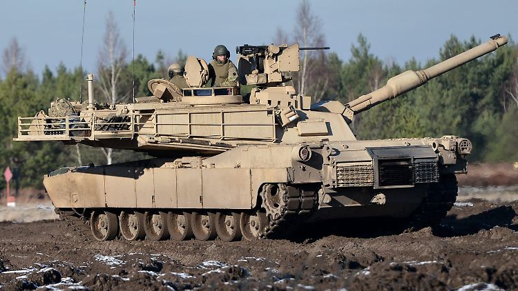 Leopard 2 A4 -Panzer der polnischen Armee bei gemeinsamen Übungen polnisch-amerikanischer Panzereinheiten auf dem Truppenübungsplatz Swietoszow.