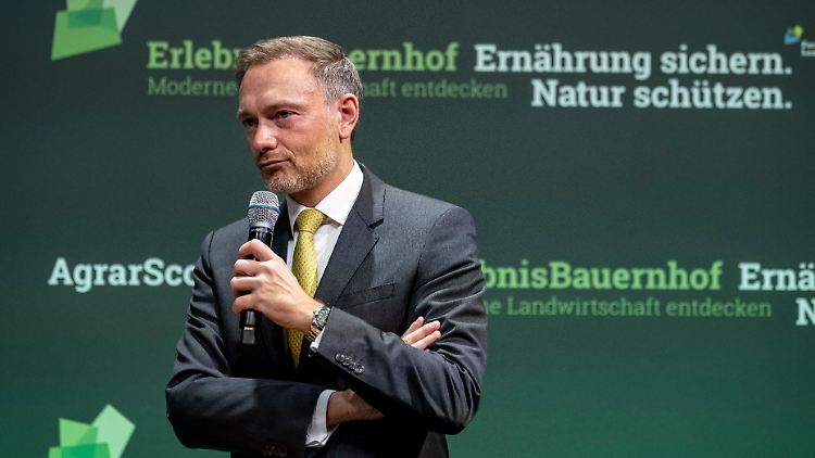 "Man kann auch Politik für die Wirtschaft ohne Geld machen, indem man einfach auf Regulierung und Bürokratismus verzichtet", sagt Lindner.
