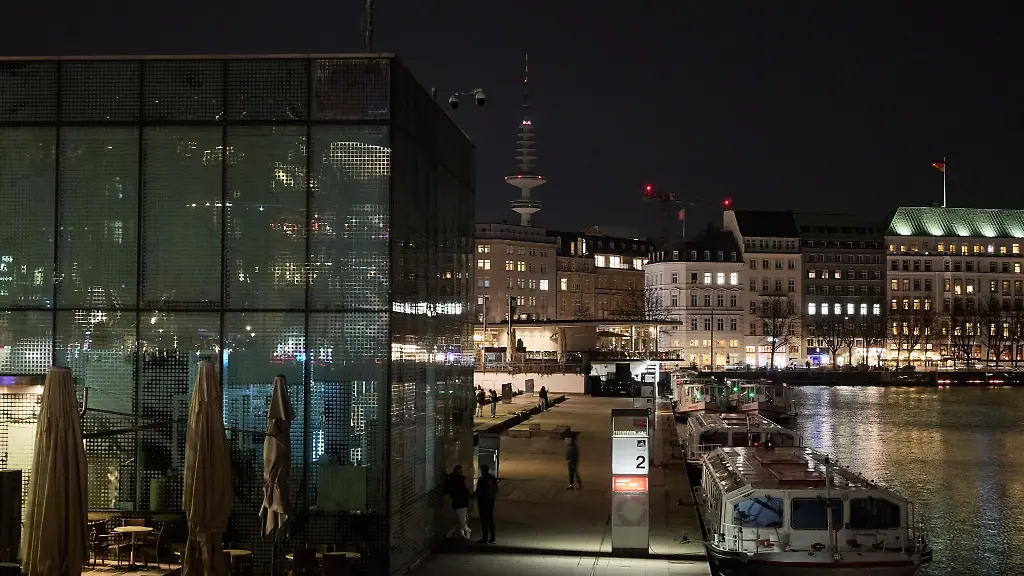 Blick-auf-die-Anleger-am-Jungfernstieg-bei-Nacht