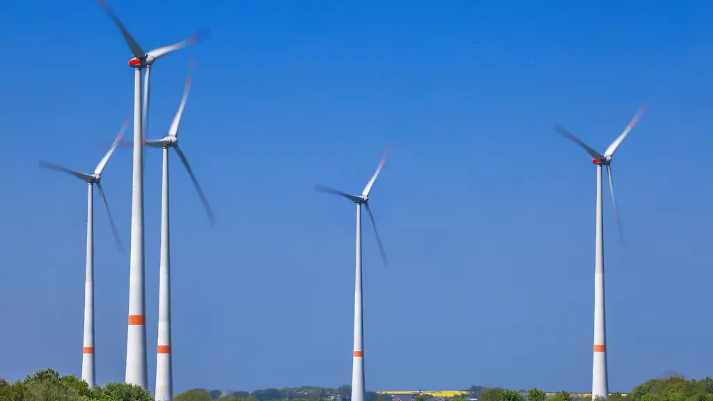Windraeder-drehen-sich-in-einem-Energiepark-und-erzeugen-Strom