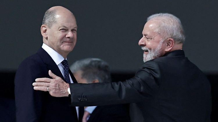 Bundeskanzler Olaf Scholz mit Brasiliens Präsident Lula da Silva. Brasilien ist die größte Volkswirtschaft Südamerikas und zehntgrößte der Welt. 