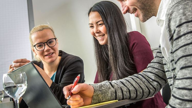 Gerade bei hybriden Konferenzen können Infos schon mal untergehen. Ein Protokoll kann dann das Wichtigste zusammenfassen.