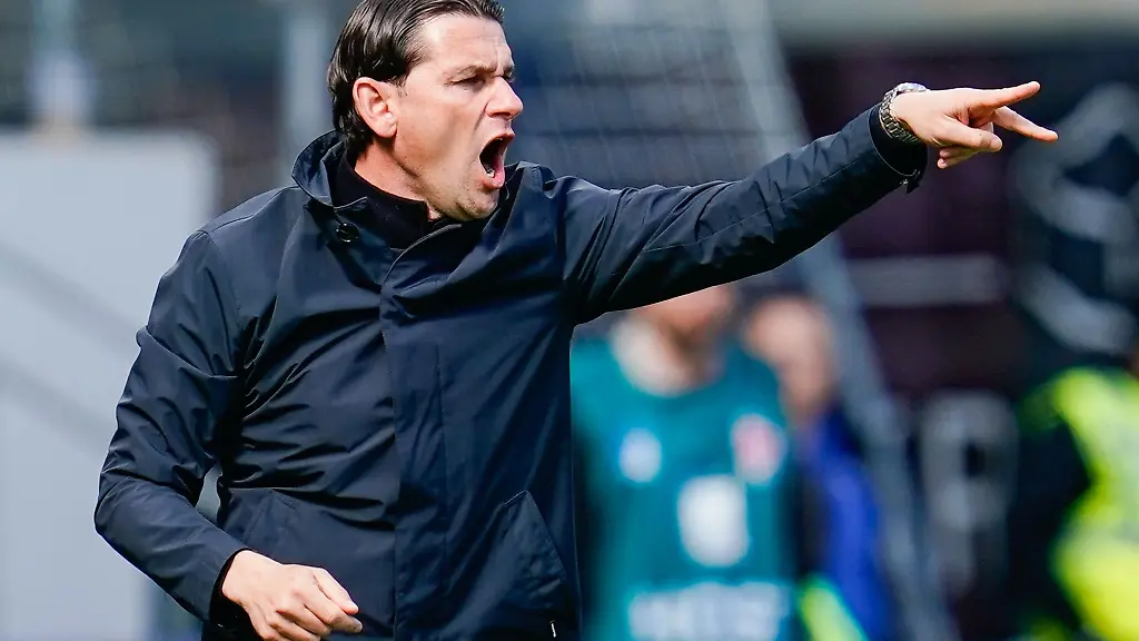 Gladbachs-Trainer-Gerardo-Seoane-gestikuliert