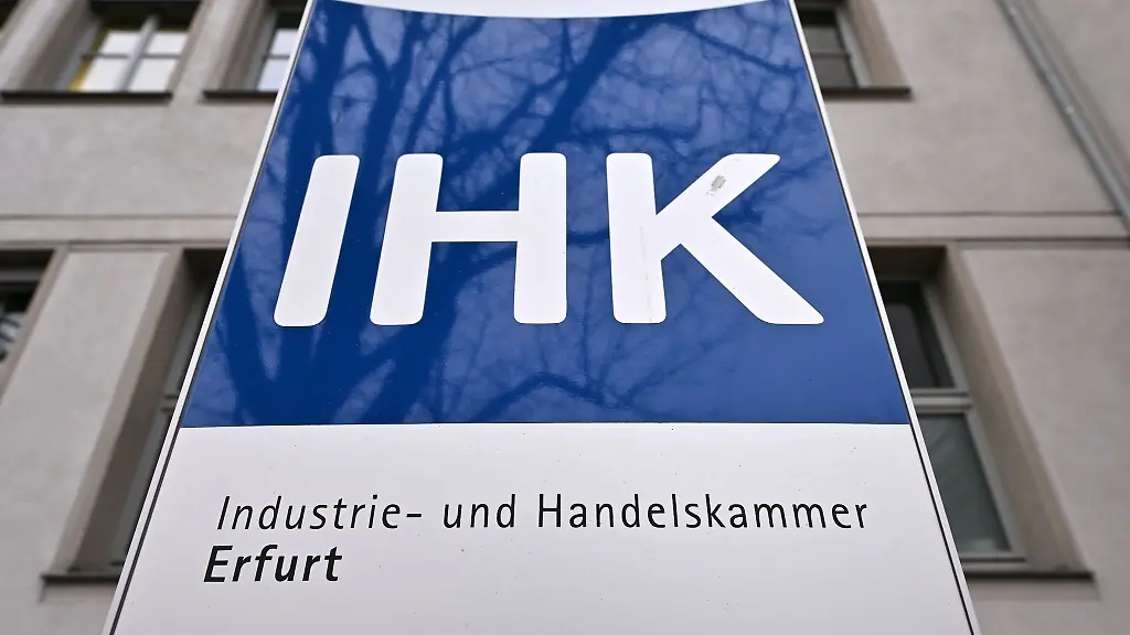 IHK-steht-auf-dem-Schild-vor-dem-Haus-der-Industrie-und-Handelskammer-Erfurt