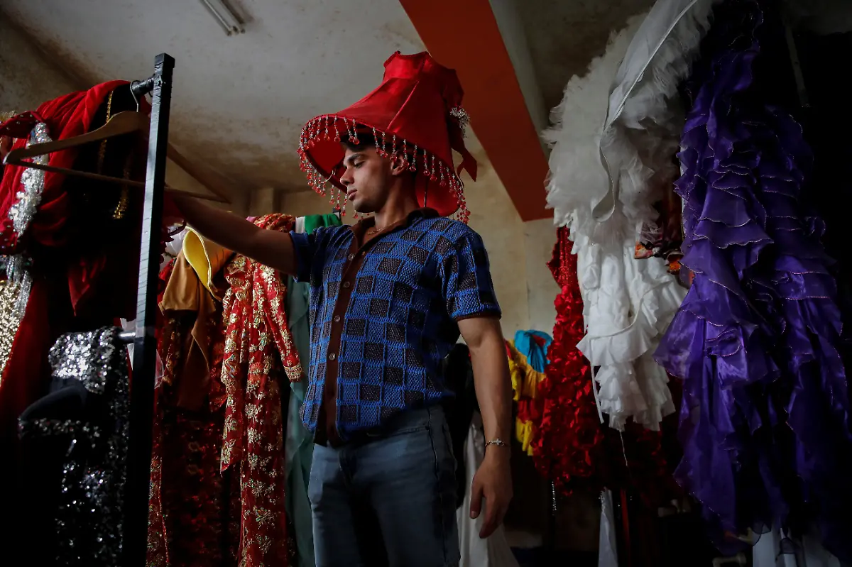 2024-05-01T080024Z-1879175994-RC2QB2A6BGEC-RTRMADP-3-TURKEY-LGBT-DRAG