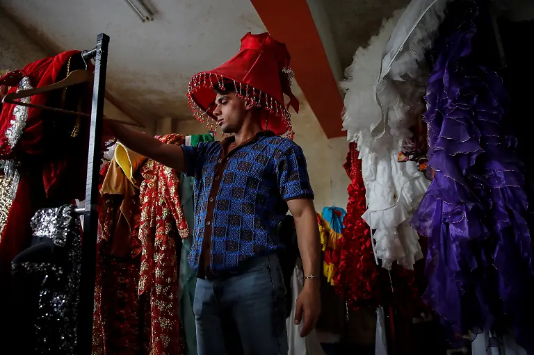 2024-05-01T080024Z-1879175994-RC2QB2A6BGEC-RTRMADP-3-TURKEY-LGBT-DRAG