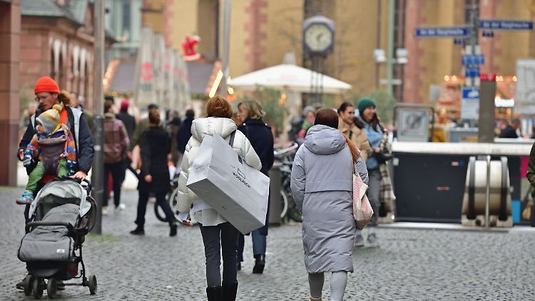 Viele Menschen haben ihren Konsum wegen der hohen Kosten zurückgefahren.