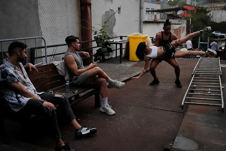 2024-05-01T080035Z-63091206-RC24L2A3CX0U-RTRMADP-3-TURKEY-LGBT-DRAG