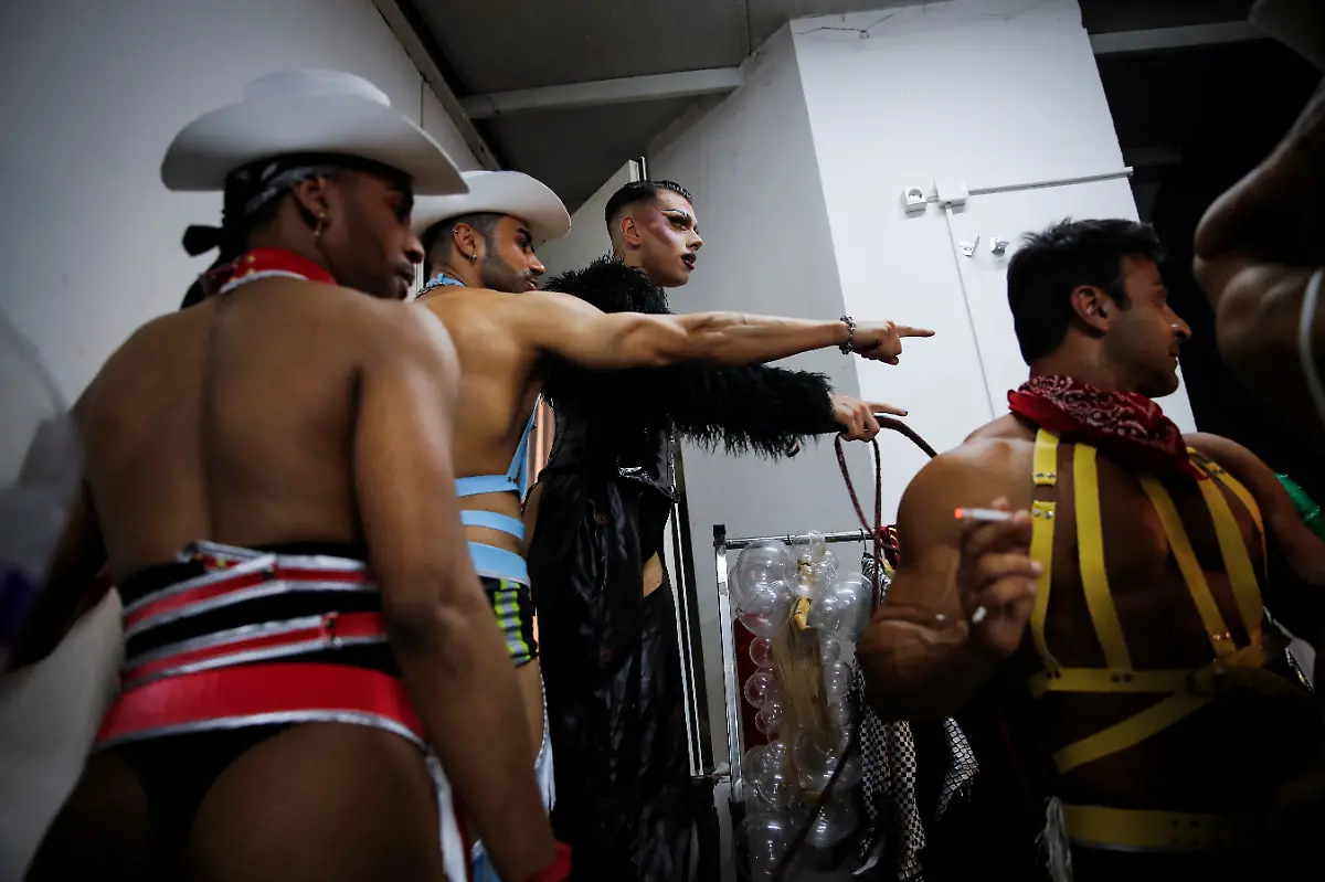 2024-05-01T080021Z-772417511-RC2MQ5ABW90M-RTRMADP-3-TURKEY-LGBT-DRAG