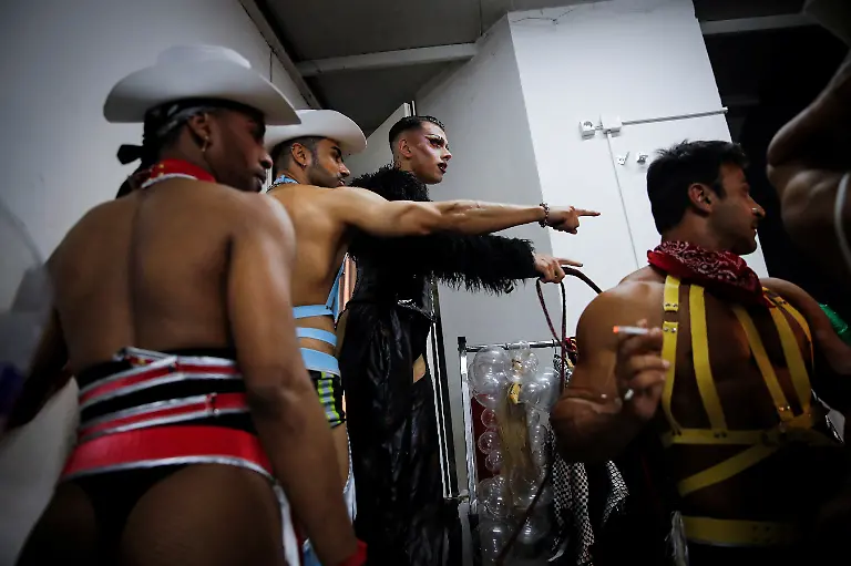 2024-05-01T080021Z-772417511-RC2MQ5ABW90M-RTRMADP-3-TURKEY-LGBT-DRAG