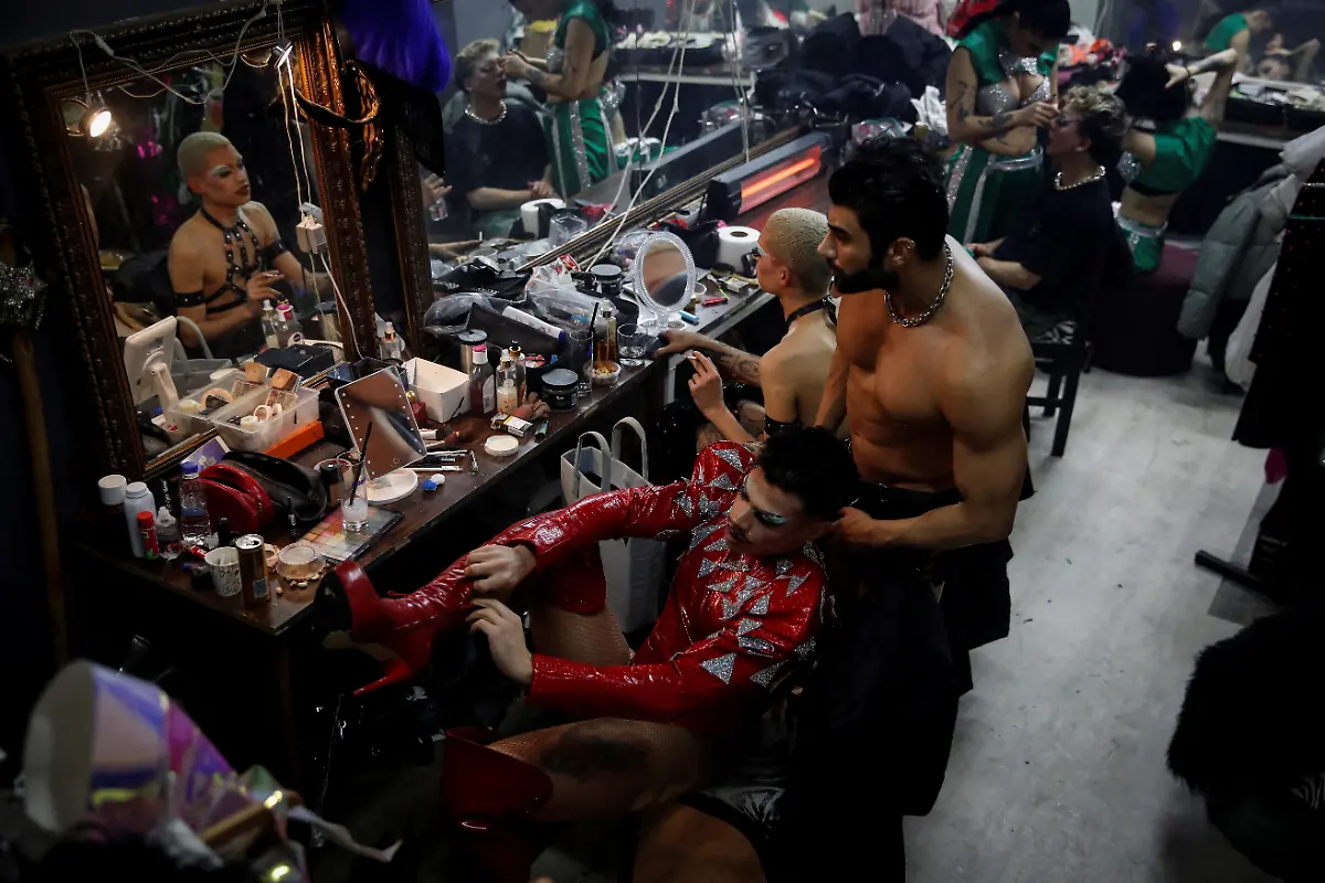 2024-05-01T080022Z-1111293346-RC2MQ5A32PRP-RTRMADP-3-TURKEY-LGBT-DRAG