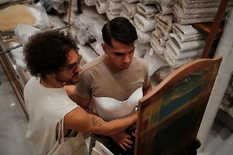 2024-05-01T080024Z-1982207757-RC28A2A1L604-RTRMADP-3-TURKEY-LGBT-DRAG