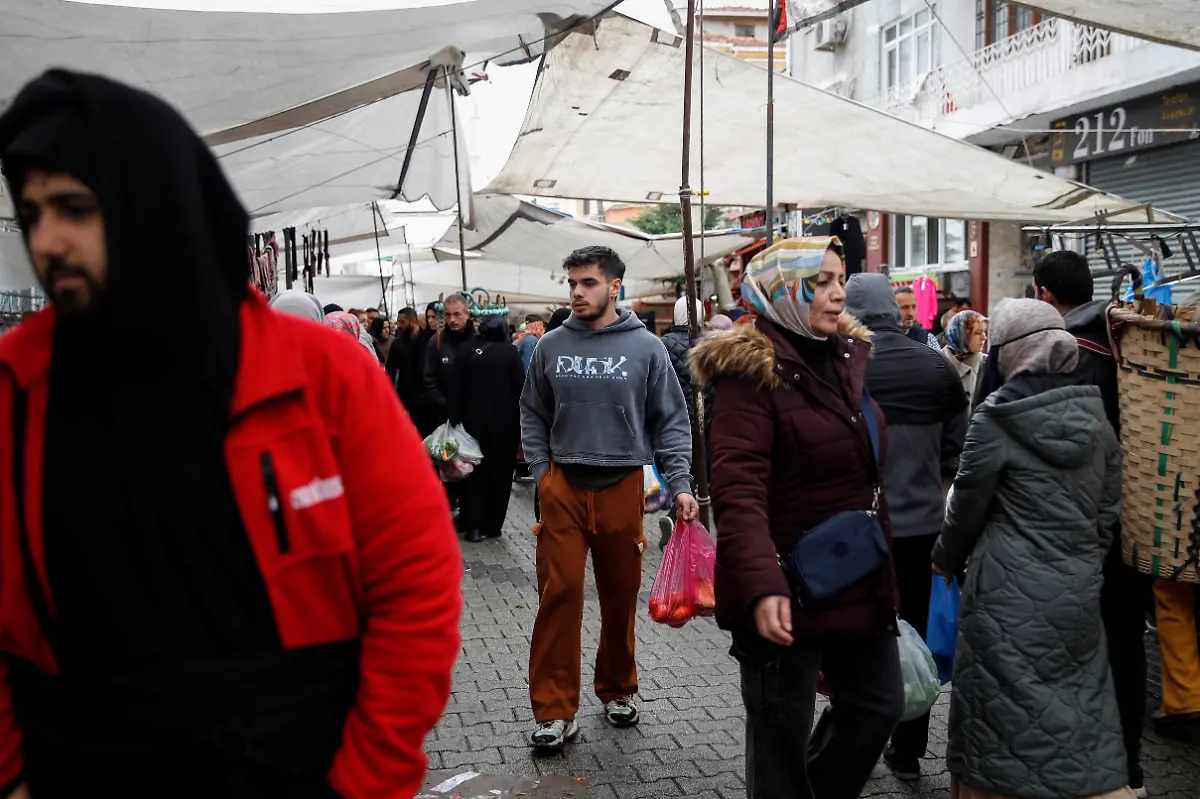 2024-05-01T080041Z-1933330457-RC23L6AZJ6RX-RTRMADP-3-TURKEY-LGBT-DRAG