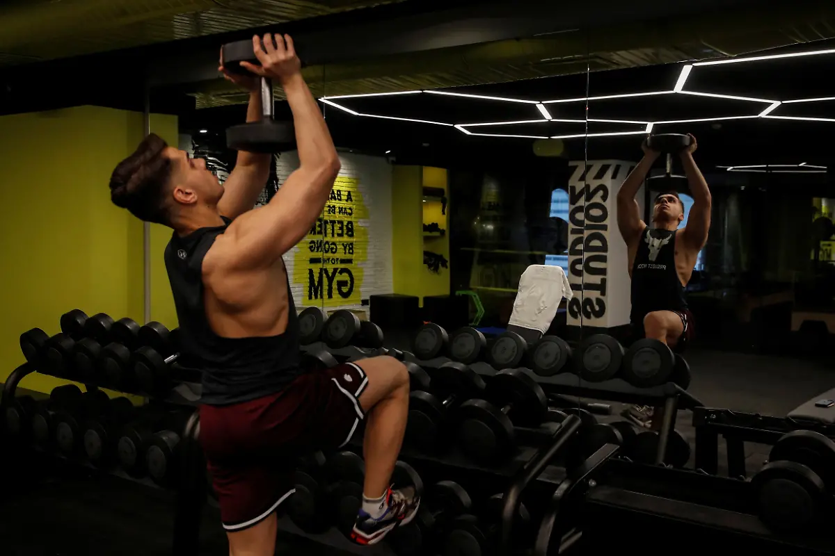 2024-05-01T080040Z-929864214-RC2DA4AIGV3C-RTRMADP-3-TURKEY-LGBT-DRAG