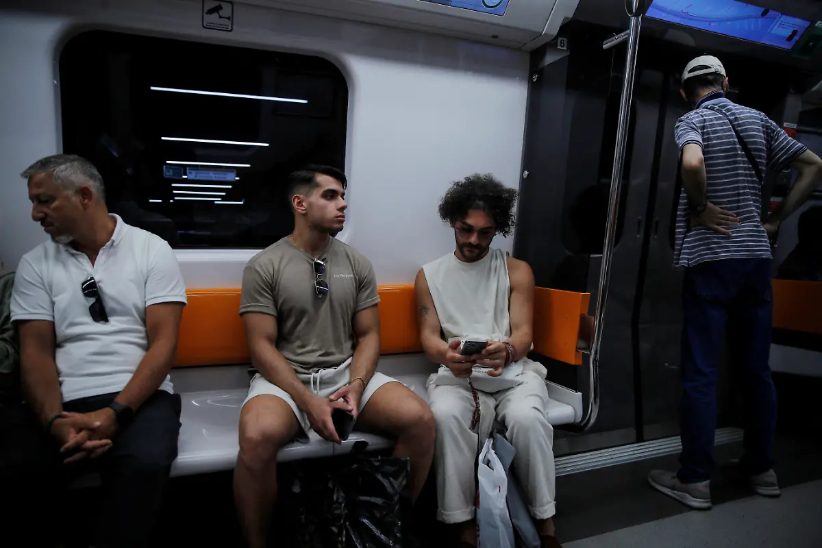 2024-05-01T080028Z-19560660-RC2AA2AMKB0T-RTRMADP-3-TURKEY-LGBT-DRAG