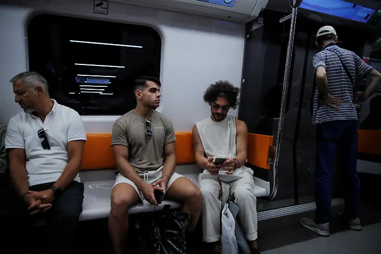 2024-05-01T080028Z-19560660-RC2AA2AMKB0T-RTRMADP-3-TURKEY-LGBT-DRAG