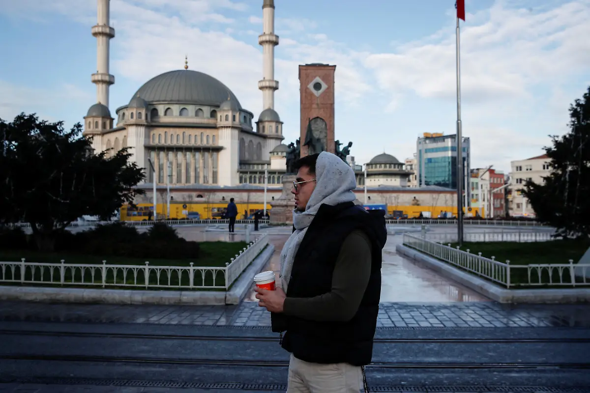 2024-05-01T080030Z-489344941-RC2JP5AB6N66-RTRMADP-3-TURKEY-LGBT-DRAG