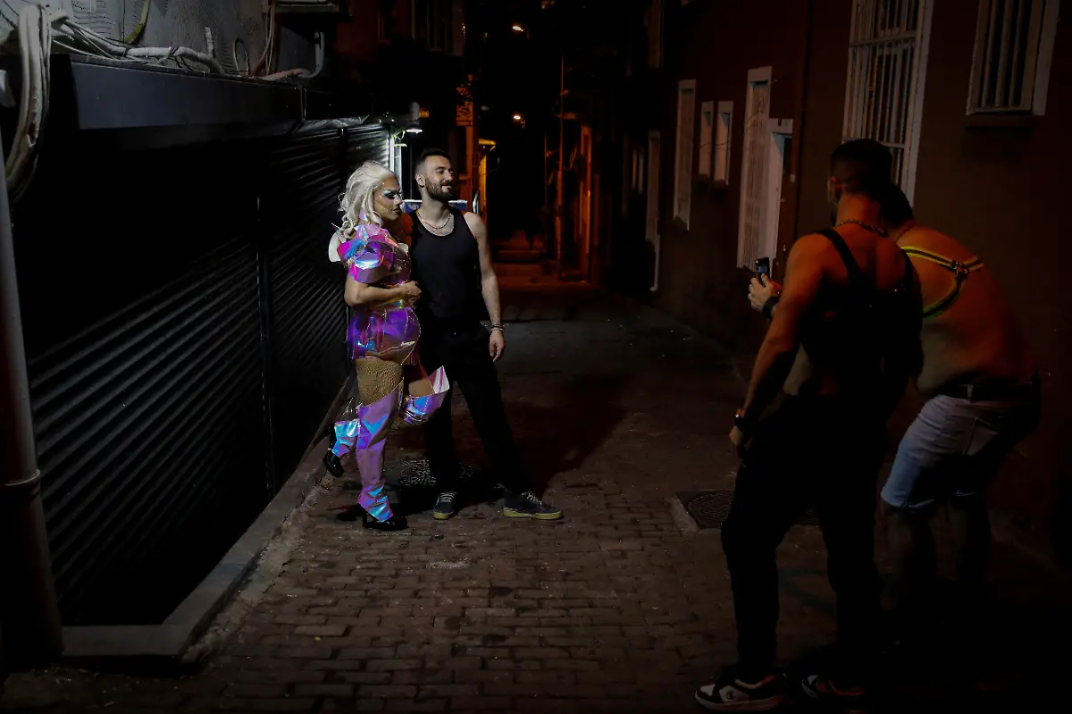 2024-05-01T080012Z-2050271918-RC20F3A6HP6B-RTRMADP-3-TURKEY-LGBT-DRAG